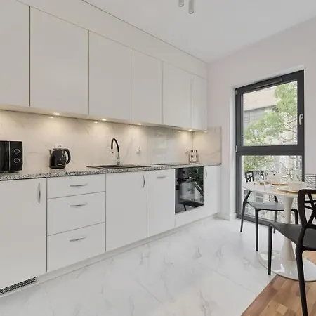 Cozy With Balcony In Very Close To Main Market Square By Renters Apartman *